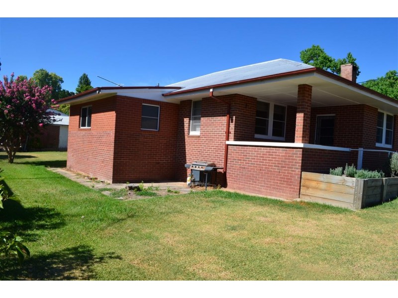 4 Robertson Street, Tumut NSW 2720