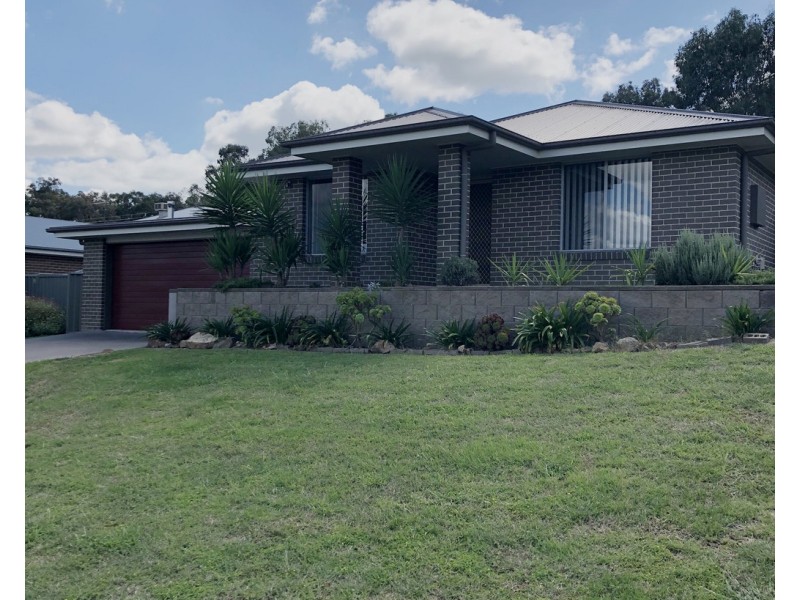 24 Booral Avenue, Tumut NSW 2720