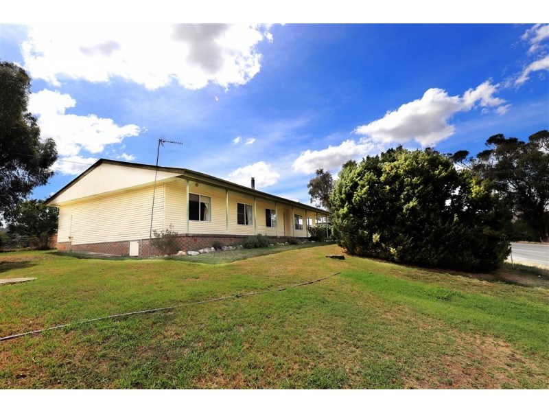 15 Camp Street, Adelong NSW 2729