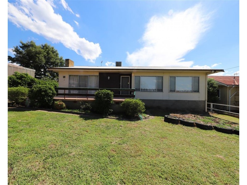 7 Charles street, Tumut NSW 2720