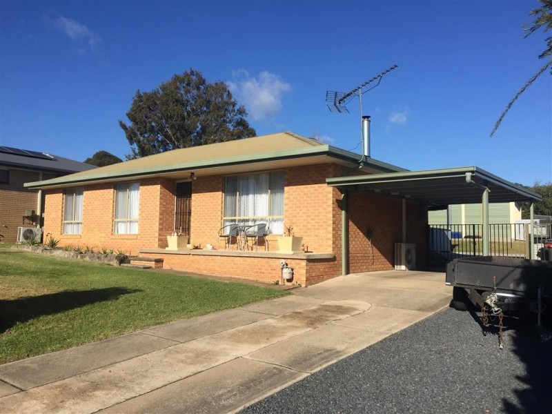11 Bottlebrush Drive, Tumut NSW 2720