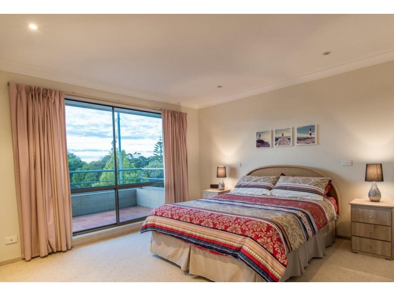 10 LAKEVIEW AVENUE, Merimbula NSW 2548