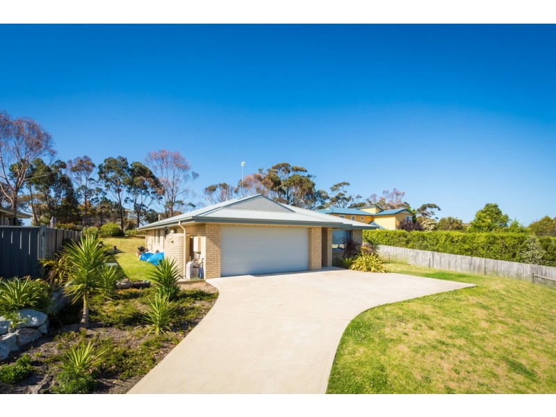 17B ELIZABETH PARADE, Tura Beach NSW 2548