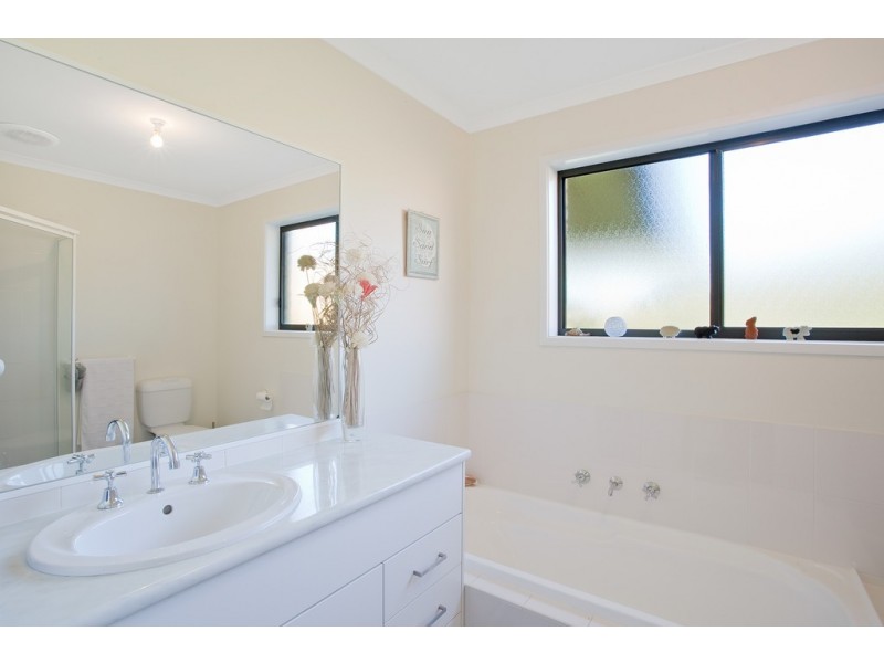 18 Elizabeth Parade, Tura Beach NSW 2548