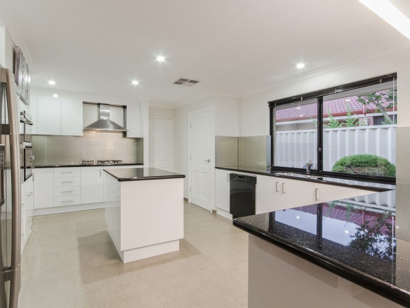 8 Dunkirk Court, Port Kennedy WA 6172