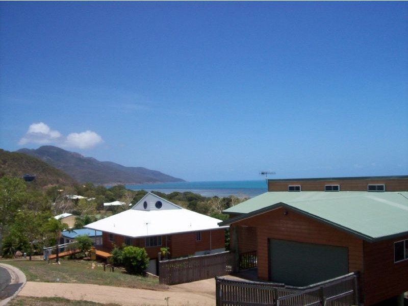 19 Roseric Crescent, Hideaway Bay QLD 4800