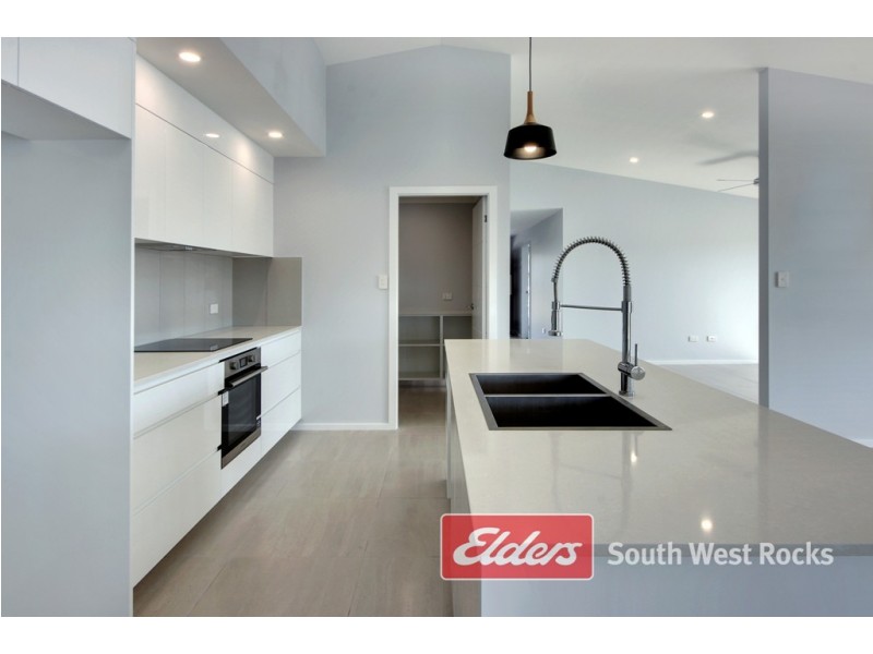 14 Shamrock Ave, South West Rocks NSW 2431