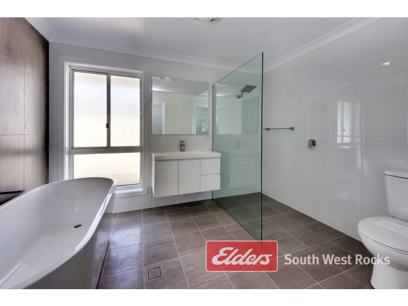 14 Shamrock Ave, South West Rocks NSW 2431