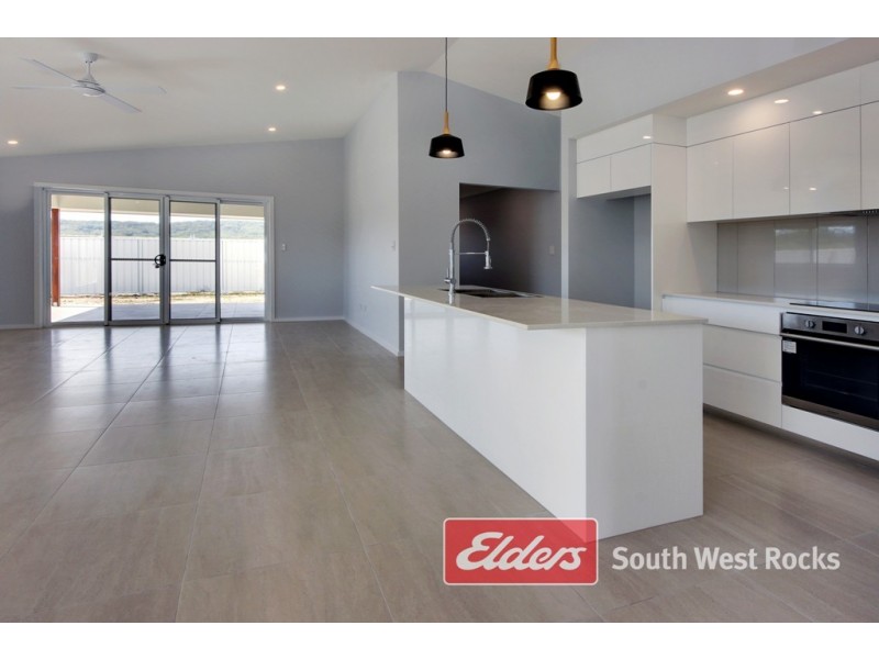 14 Shamrock Ave, South West Rocks NSW 2431