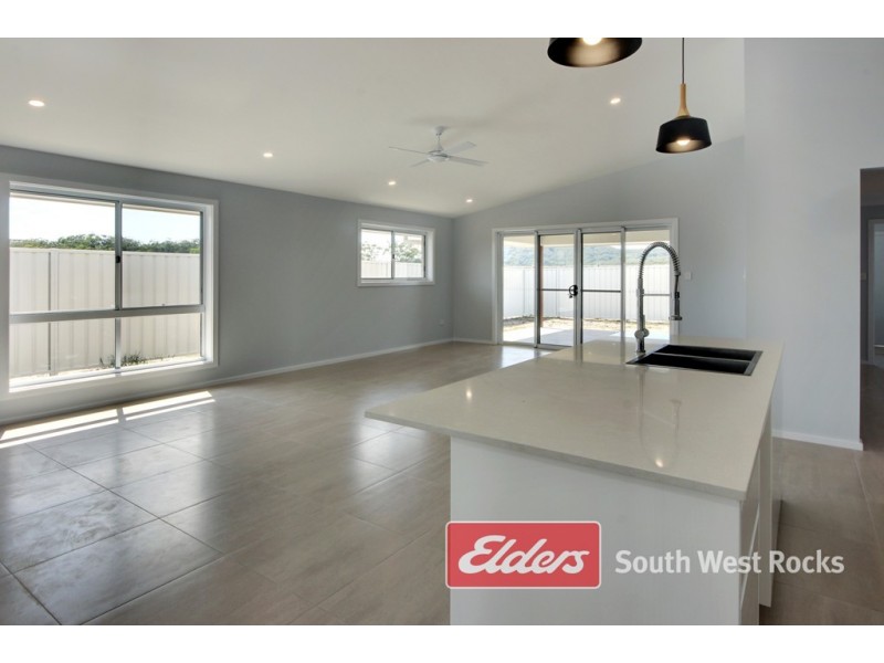 14 Shamrock Ave, South West Rocks NSW 2431