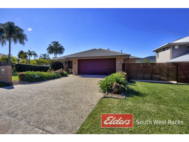 2 Rosedale Ave, South West Rocks NSW 2431
