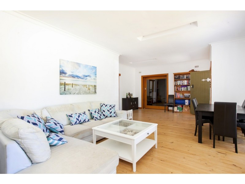 18 Downing Street, Hove SA 5048