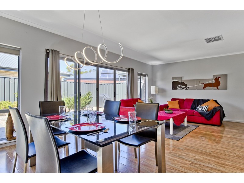 1A Cowra Crescent, Park Holme SA 5043