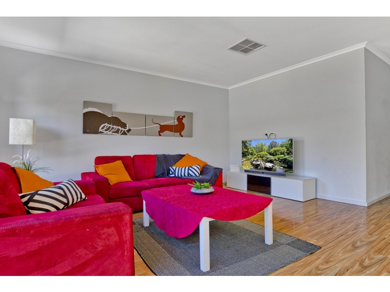 1A Cowra Crescent, Park Holme SA 5043