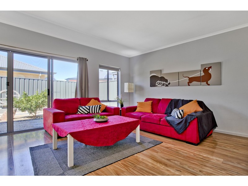 1A Cowra Crescent, Park Holme SA 5043