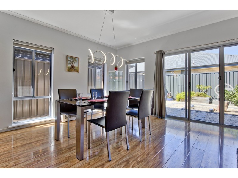 1A Cowra Crescent, Park Holme SA 5043