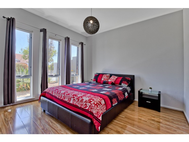 1A Cowra Crescent, Park Holme SA 5043