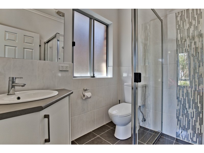 1A Cowra Crescent, Park Holme SA 5043