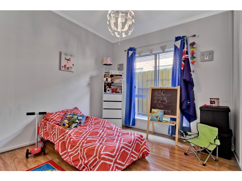 1A Cowra Crescent, Park Holme SA 5043