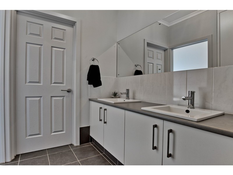 1A Cowra Crescent, Park Holme SA 5043