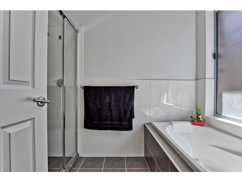 1A Cowra Crescent, Park Holme SA 5043