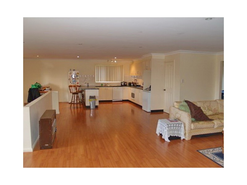 6 Dengate Crescent, Moss Vale NSW 2577