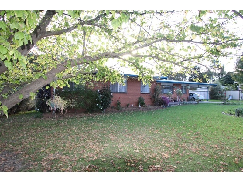 14 Davis Street, Heyfield VIC 3858