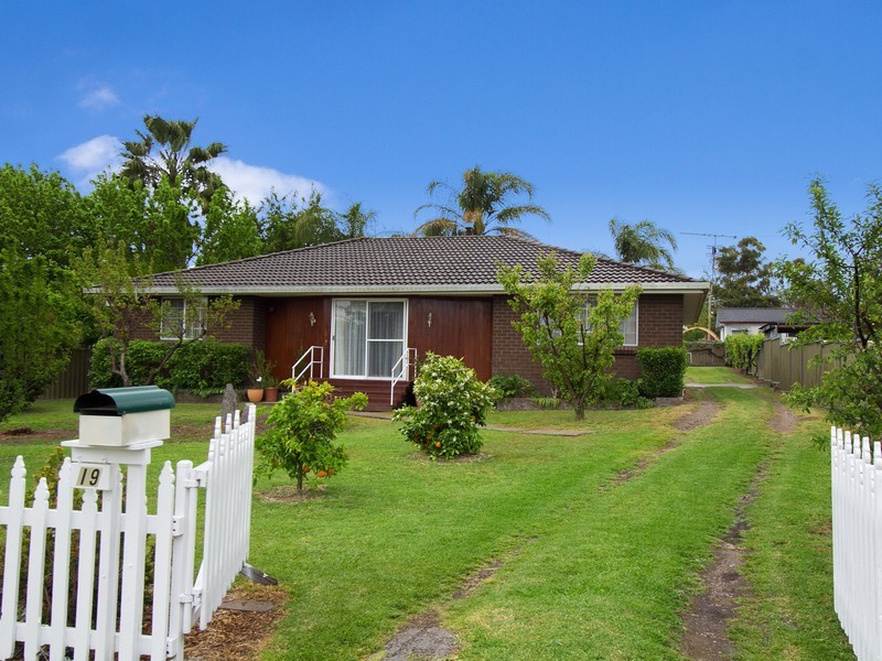 19 Laurel Street, Kootingal NSW 2352