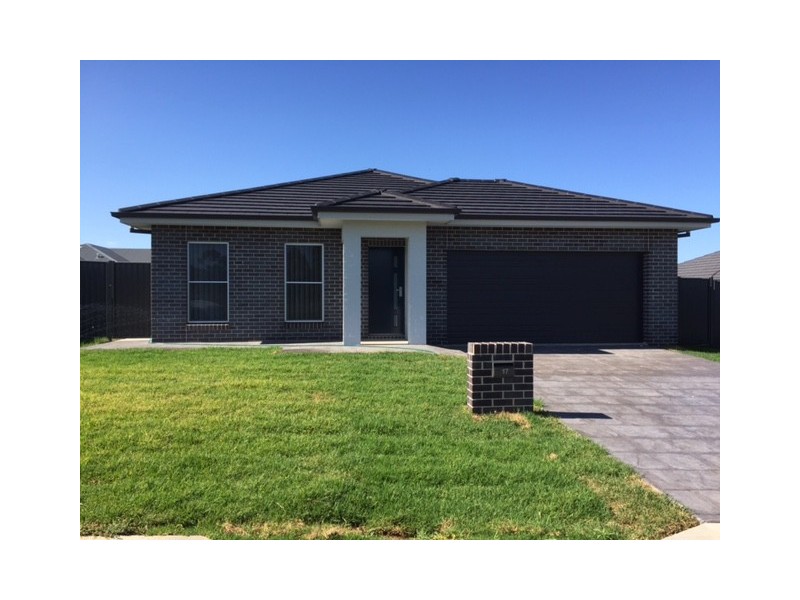 17 Farringdon Street, Tamworth NSW 2340