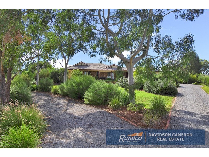 22 Meadowbanks Drive, Tamworth NSW 2340