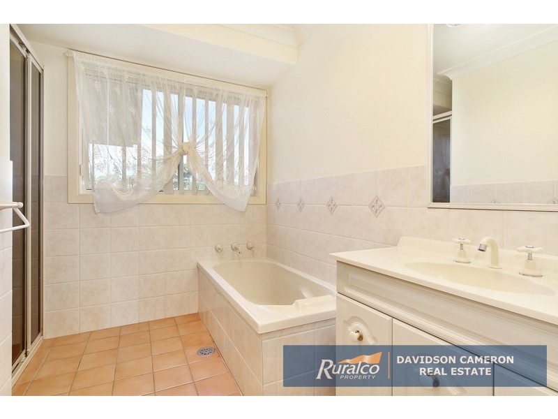 22 Meadowbanks Drive, Tamworth NSW 2340