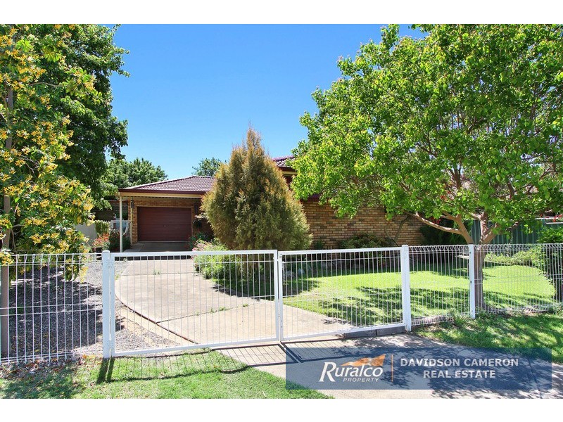 11 Fisher Road, Tamworth NSW 2340