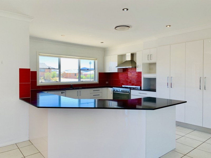 60 The Heights, Tamworth NSW 2340