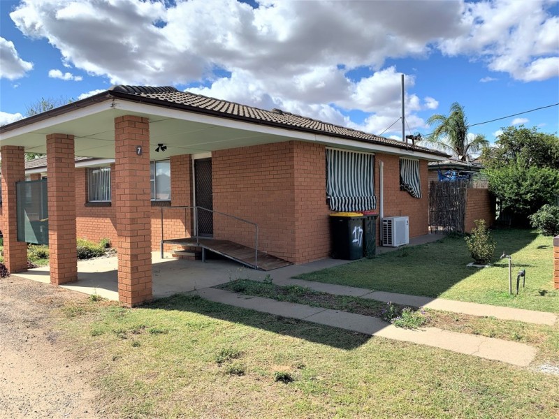 1/7 Edinburgh Ave, West Tamworth NSW 2340