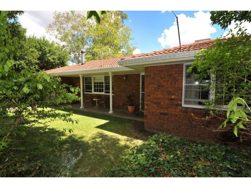 11 Jemmy Place, Tamworth NSW 2340
