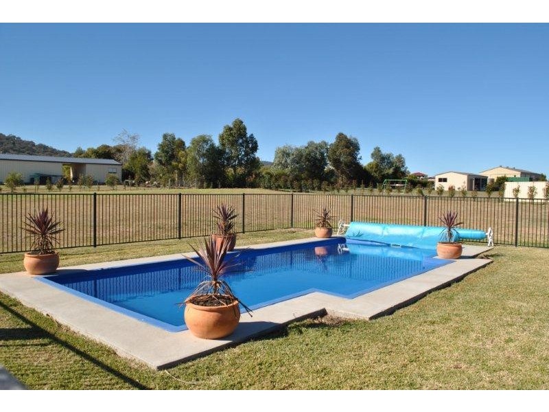 14 Whiporie Close, Tamworth NSW 2340