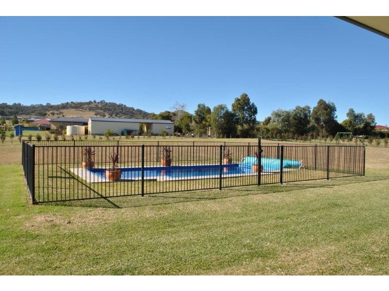 14 Whiporie Close, Tamworth NSW 2340