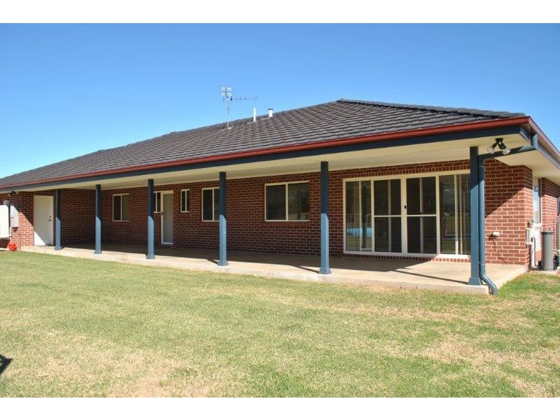14 Whiporie Close, Tamworth NSW 2340