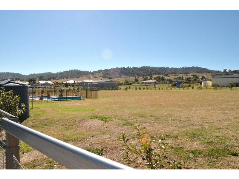 14 Whiporie Close, Tamworth NSW 2340