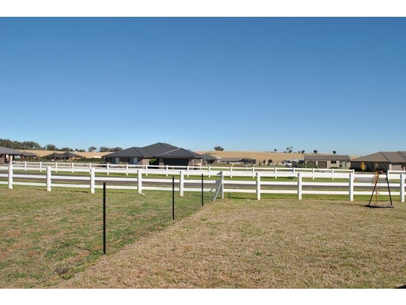 14 Whiporie Close, Tamworth NSW 2340