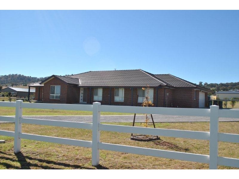 14 Whiporie Close, Tamworth NSW 2340