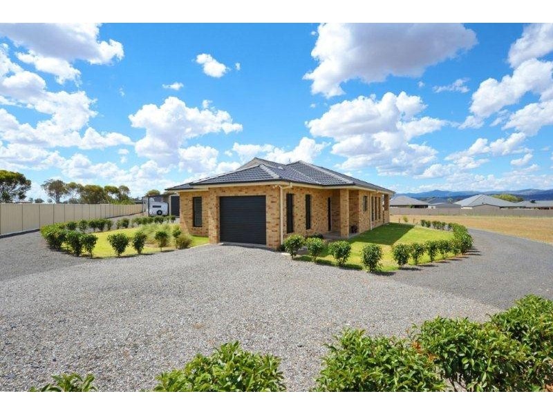 6 John Stuart Close, Tamworth NSW 2340