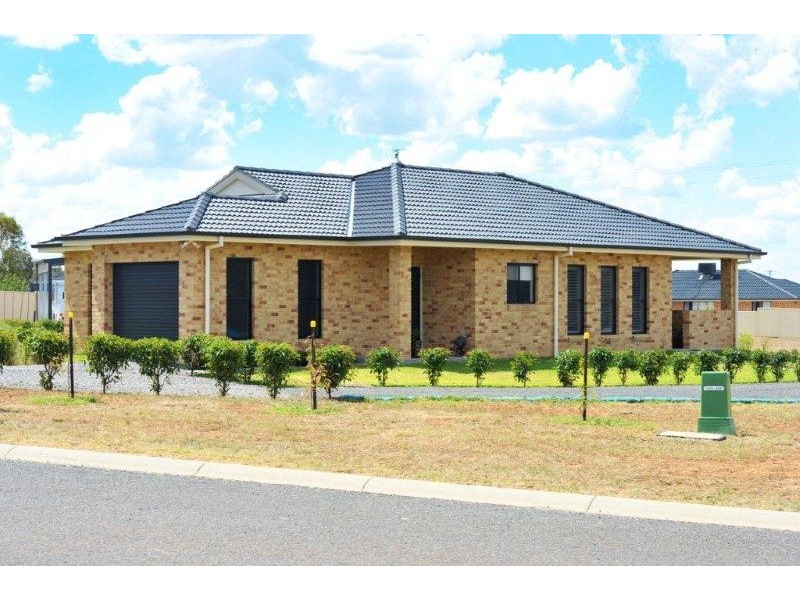 6 John Stuart Close, Tamworth NSW 2340