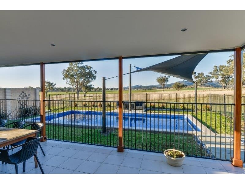 1234 Manilla Road, Tamworth NSW 2340