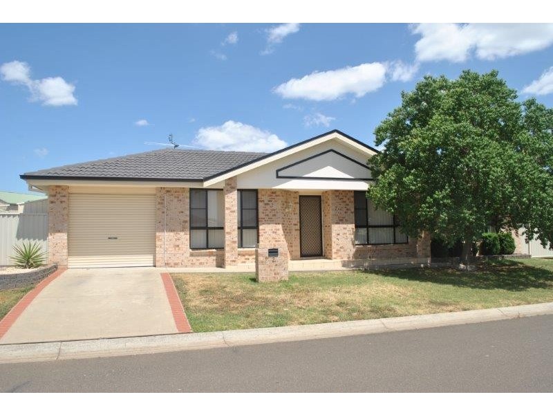 2 Burdekin Place, Tamworth NSW 2340
