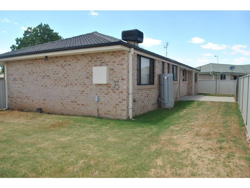 2 Burdekin Place, Tamworth NSW 2340