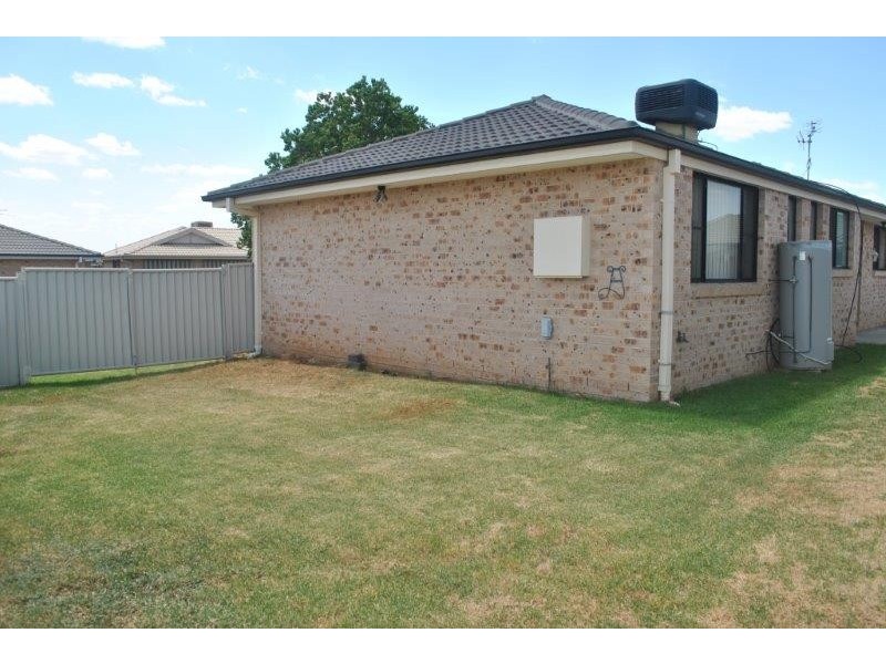 2 Burdekin Place, Tamworth NSW 2340
