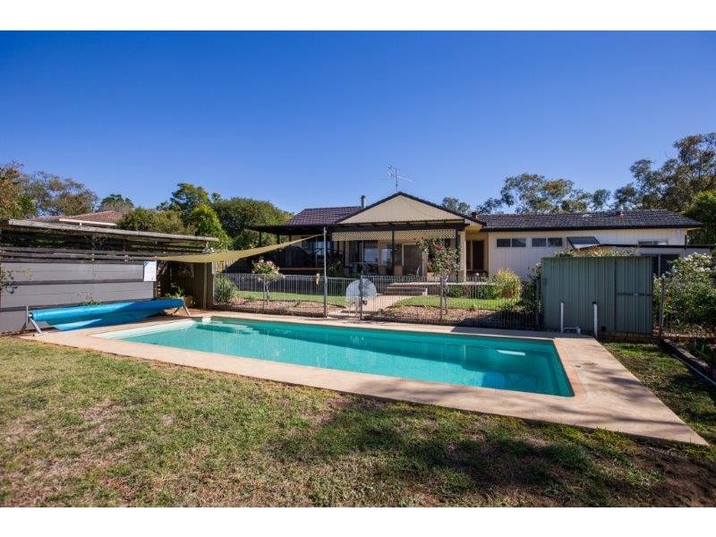 10 Darrell Road, Tamworth NSW 2340