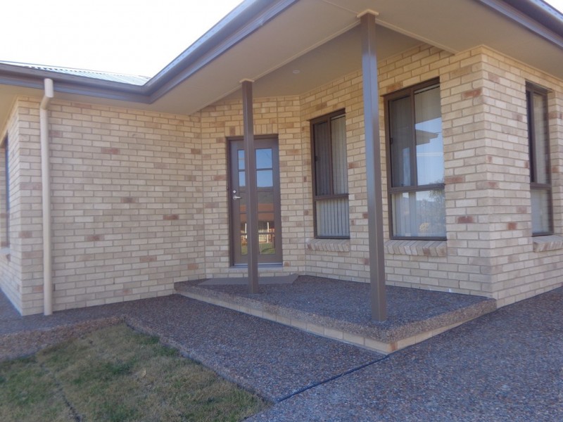 1/8 Lindon Crescent, Kootingal NSW 2352