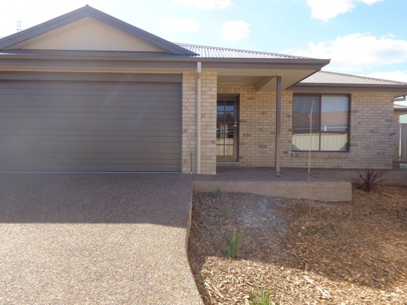 2/8 Lindon Cresent, Kootingal NSW 2352